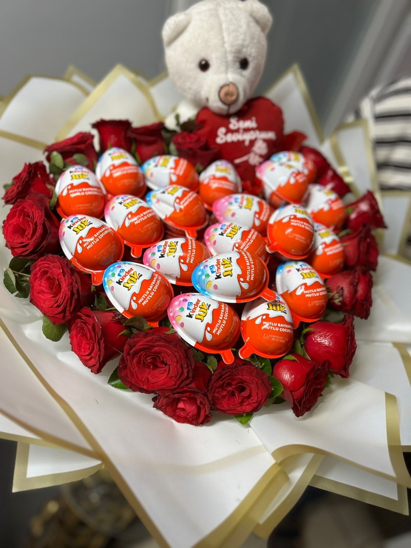 Kinder Joy ve Kırmızı Güllü Pelüş Ayıcıklı Buket